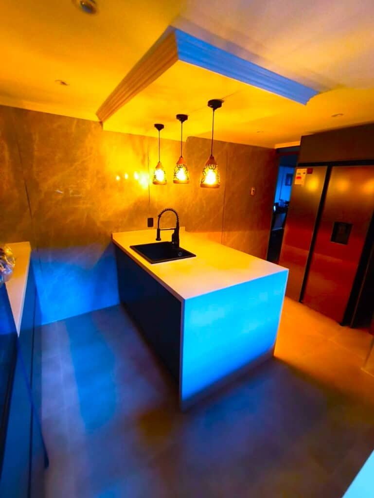 cocina moderna con melanina y cuarzo sanaigo