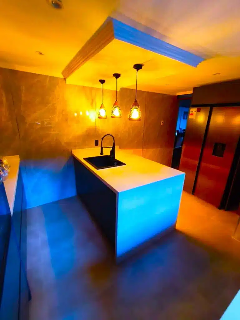 cocina moderna con melanina y cuarzo sanaigo
