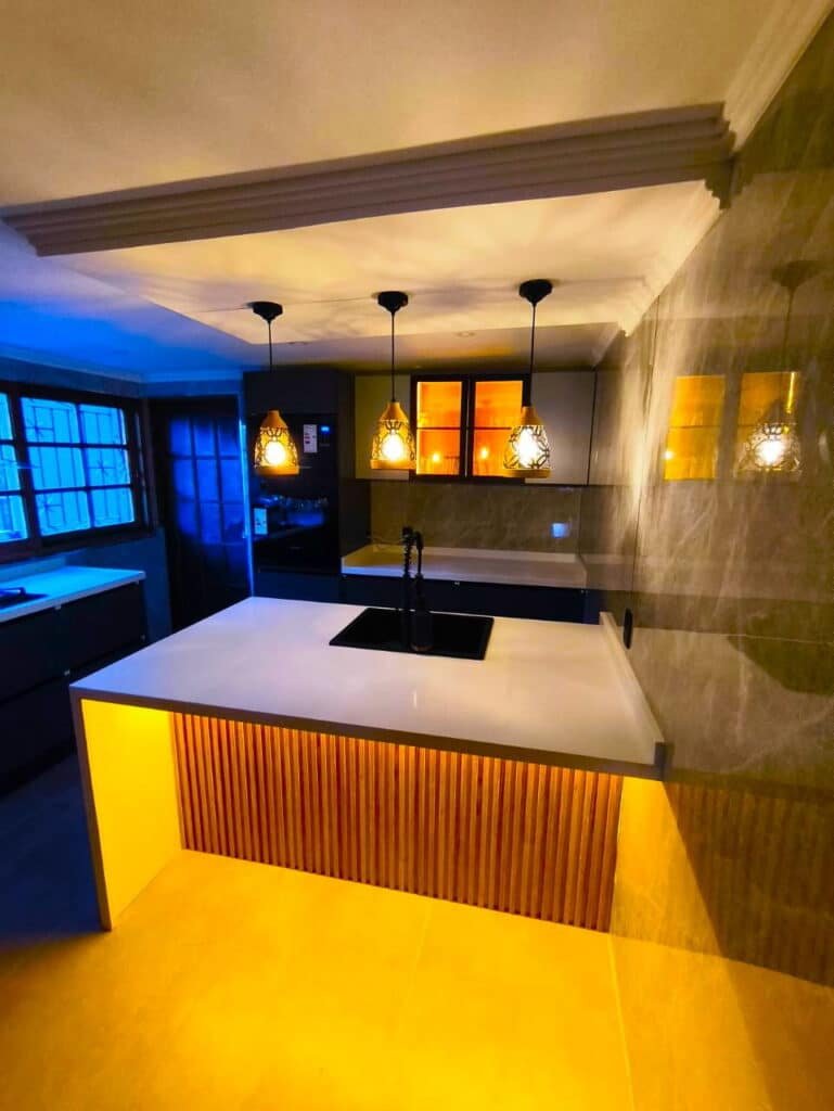 cocina moderna con melanina y cuarzo