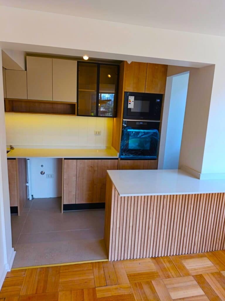 muebles de cocina a medida blanco y madera natural