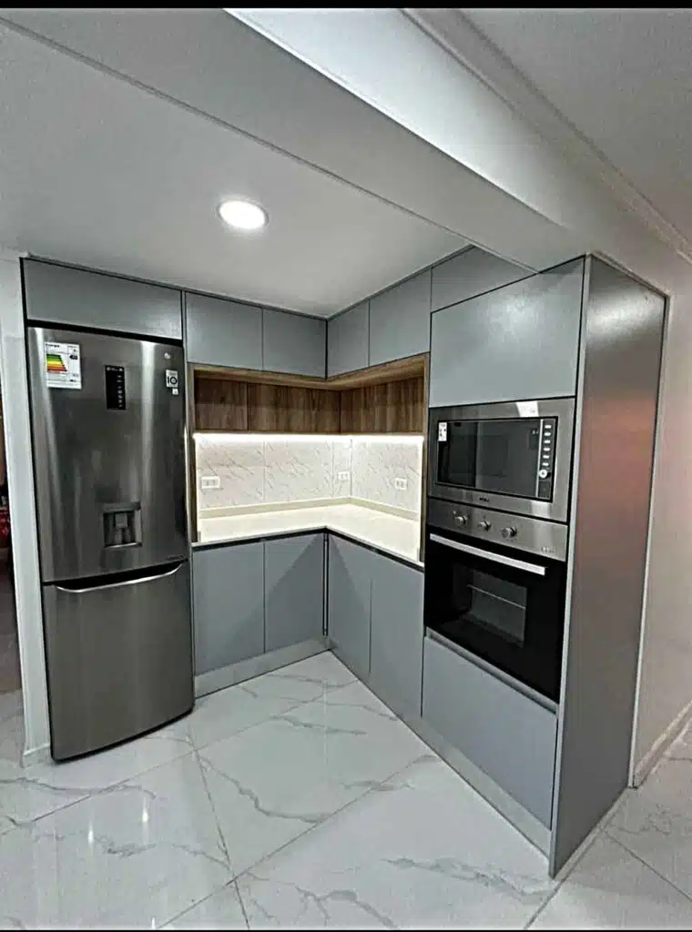 cocina a la medida en tono gris