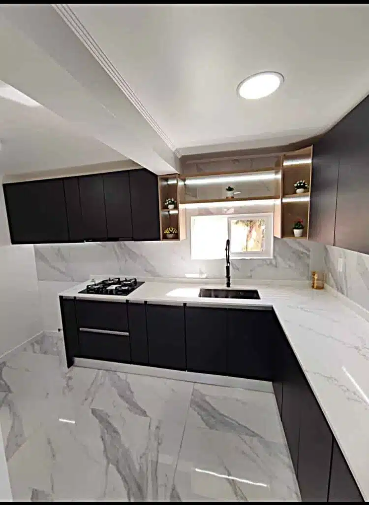 muebles de cocina moderna con cubierta de cuarzo blanca