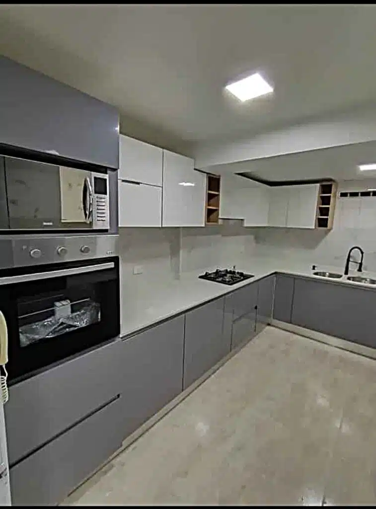 cocina moderna en tono gris y blanco