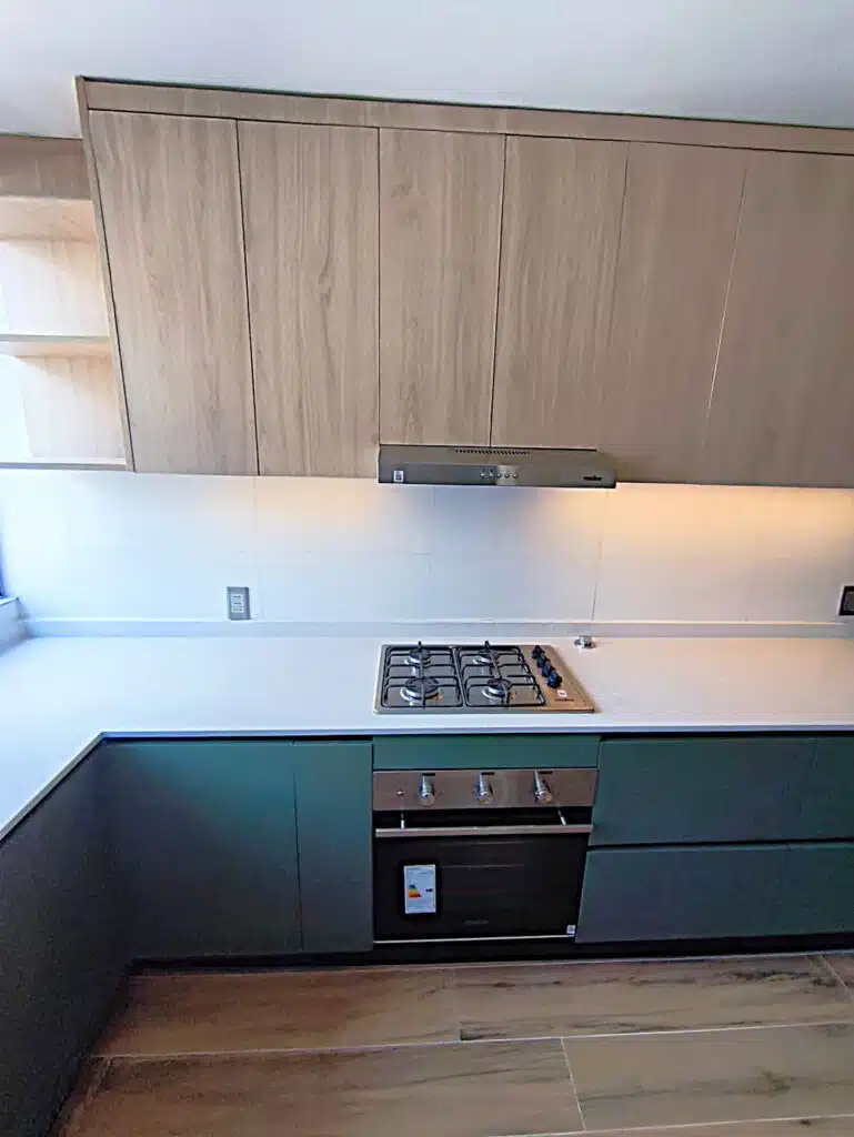 muebles a la medida para cocina moderna en tono verde y madera