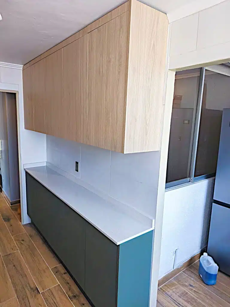 muebles a la medida para cocina moderna en tono verde y color madera